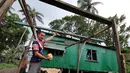  Warga memperlihatkan rumahnya yang rusak akibat terjangan badai paling kuat yang menghantam Ibu kota Fiji, Suva, Senin (22/2). Badai Winston memporak-prandakan negara kepulauan Fiji hingga menewaskan sedikinya 10 orang. (REUTERS/Steven Saphore)