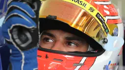 Felipe Nasr sedang mempersiapkan diri jelang latihan bebas pertama di Sirkuit Internasional Bahrain, Jumat (17/4/2015). (AP Photo/Kamran Jebreili)