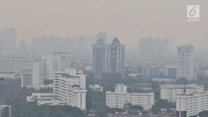 Kabut tipis menyelimuti udara di salah satu sudut kota Jakarta, Selasa (10/7). Tingkat polusi di Jakarta masuk dalam kategori tidak sehat sehingga menyebabkan pemandangan menjadi berkabut dan mengancam kesehatan pernapasan. (Merdeka.com/Iqbal S. Nugroho)