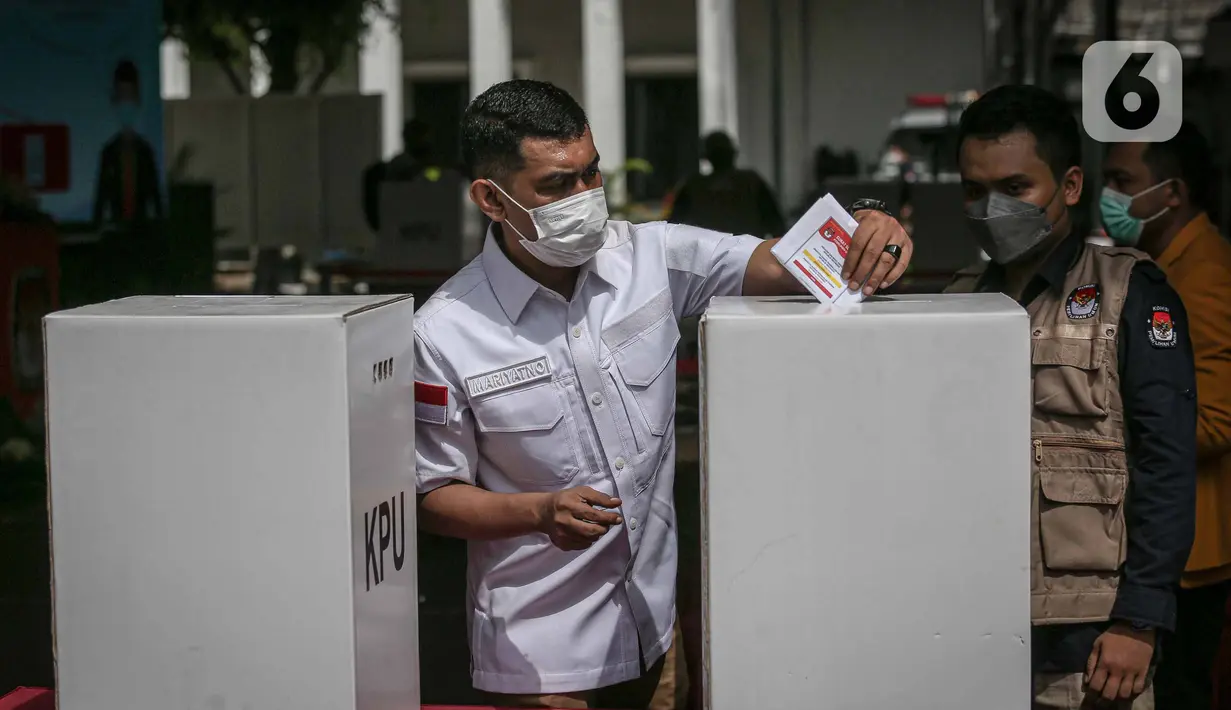 Petugas memasukkan surat suara saat simulasi Pemilu 2024 di Kantor KPU RI, Jakarta, Selasa (22/3/2022). Simulasi  digelar untuk memberikan edukasi kepada masyarakat terkait proses pemungutan dan penghitungan suara pemilu serentak yang akan dilaksanakan tahun 2024. (Liputan6.com/Faizal Fanani)