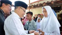 Bupati Banyuwangi Abdullah Azwar Anas di rumah salah seorang pelajar penerima program uang saku dan transportasi (Pemkab Banyuwangi for JawaPos.com)