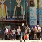 Orang-orang terlihat di sebuah jalan di kawasan perkotaan Causeway Bay di Hong Kong, China selatan (29/7/2020). Pusat Perlindungan Kesehatan Hong Kong melaporkan 118 kasus terkonfirmasi baru COVID-19 pada Rabu (29/7), sehingga total kasus infeksi menembus angka 3.000. (Xinhua/Wu Xiaochu)