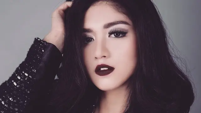 FOTO: Gaya Ochi Rosdiana dengan Makeup Tebal, Memesona