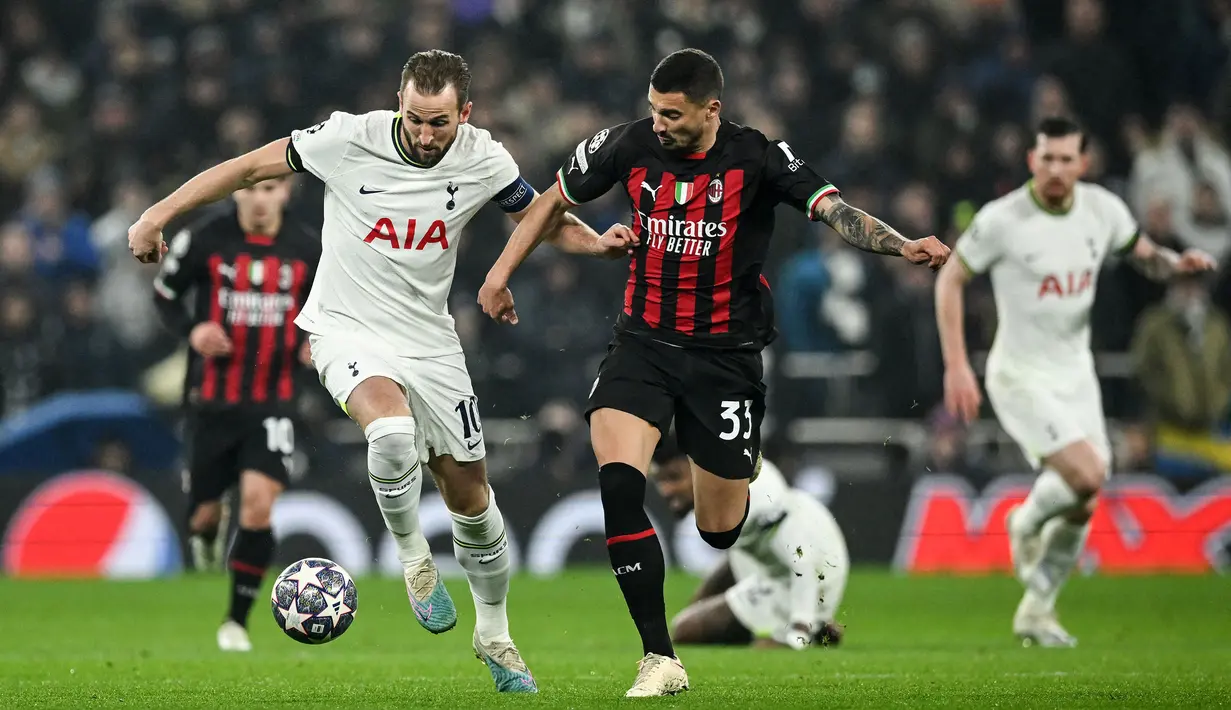 Pemain Tottenham Hotspur, Harry Kane (kiri) menggiring bola dibayangi pemain AC Milan, Rade Krunic pada laga leg kedua 16 besar Liga Champions 2022/2023 yang berlangsung di Tottenham Hotspur Stadium, London, Kamis (09/03/2023) WIB. Rossoneri berhasil melaju ke babak perempat final setelah unggul dengan agregat 1-0. (AFP/Justin Tallis)
