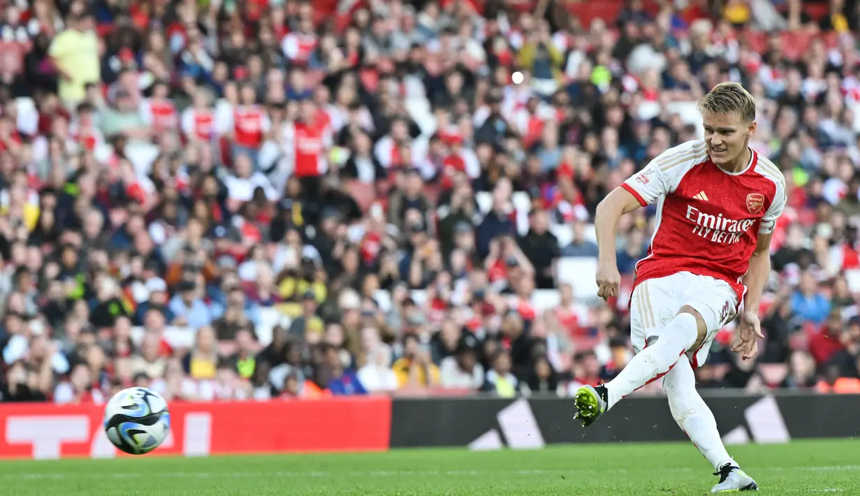 Martin Odegaard, Jorginho, Kai Havertz, Fabio Vieira, dan Gabriel sukses mencetak gol dari tendangan 12 pas untuk Arsenal. (AFP/Glyn Kirk)