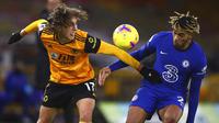 Pemain Wolverhampton Wanderers, Fabio Silva, berebut bola dengan pemain Chelsea, Reece James, pada laga Liga Inggris di Stadion Molineux, Rabu (16/12/2020). Chelsea tumbang dengan skor 2-1. (Michael Steele/Pool via AP)
