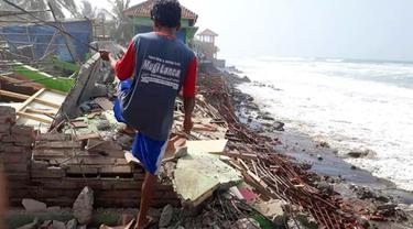 Gelombang tinggi yang menerjang daratan pesisir Kebumen menyebabkan puluhan infrastruktur pendukung wisata rusak dan menyebabkan abrasi. (Foto: Liputan6.com/BPBD Kebumen/Muhamad Ridlo)