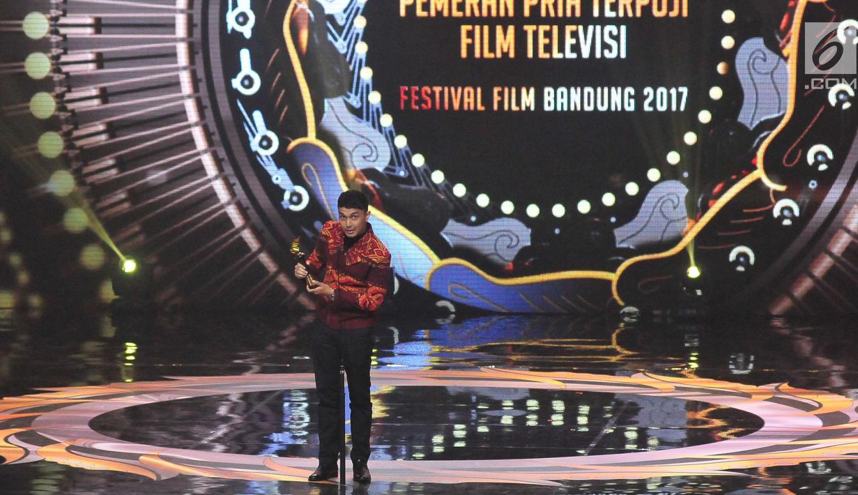 Aktor Dimas Aditya menerima penghargaan Pemeran Pria Terpuji Film Televisi dalam ajang Festival Film Bandung 2017 di studio 6 Emtek, Jakarta (22/10). (Liputan6.com/Helmi Afandi)