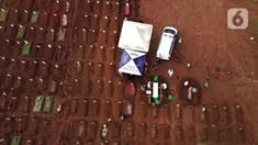 Foto udara memperlihatkan petugas memakamkan jenazah dengan protokol COVID-19 di TPU Pondok Ranggon, Jakarta, Sabtu (7/11/2020). Pemakaman jenazah dengan protokol COVID-19 dalam sepekan mengalami penurunan, untuk hari ini ada sekitar 20 orang yang datang silih berganti (merdeka.com/Imam Buhori)