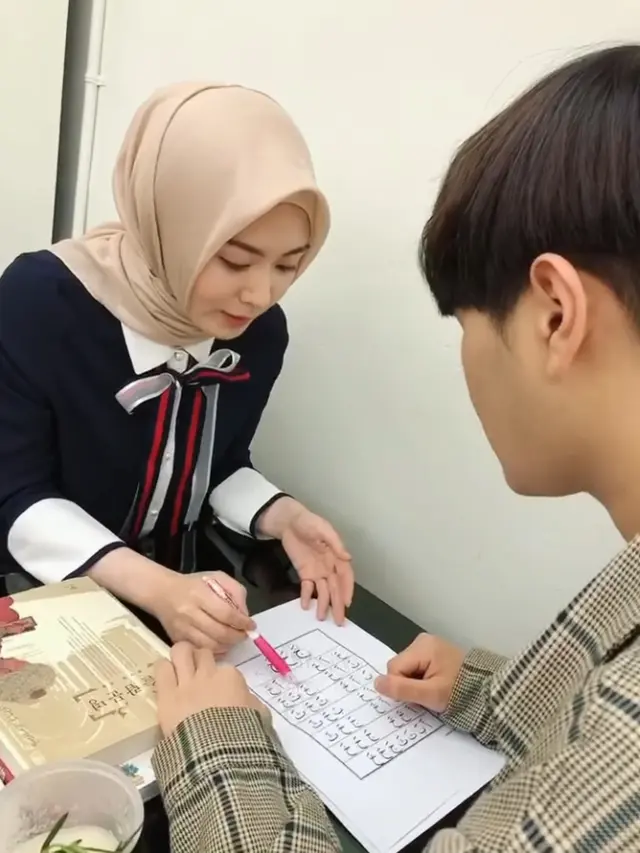 6 Momen Ayana Moon Ajari Sang Adik Mengaji, Penuh Kehangatan