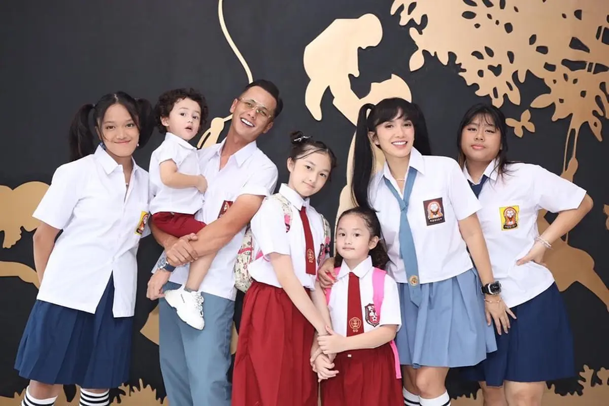 [Fimela] Keluarga Ussy Sulistiawaty dan Andhika Pratama