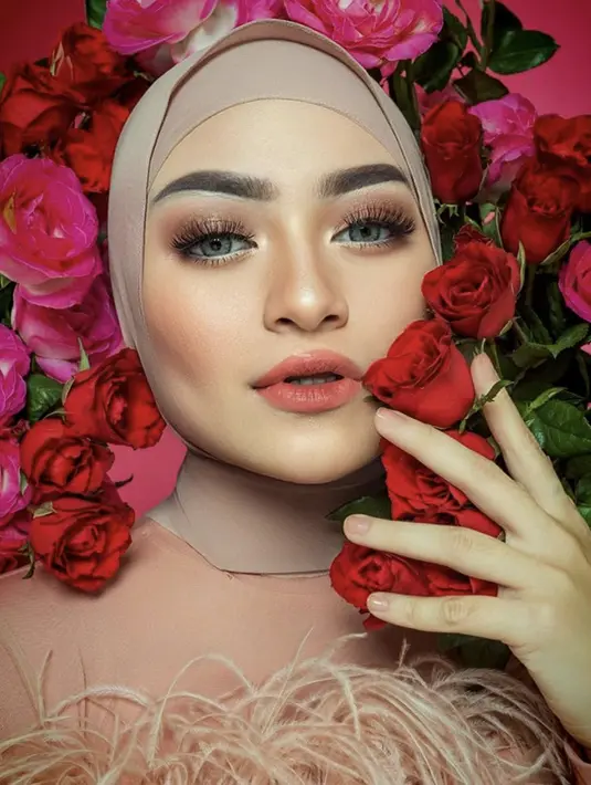 Nathalie juga baru saja mengunggah potret dirinya mengenakan riasan mata eyeshadow shimmer dengan bulu mata panjangnya, serta lipstik ombrenya. Busana waena peach nampak memiliki bulu-bulu.  Credit: Instagram (@nathalieholscher)