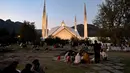 Selain berbuka puasa bersama, Umat Muslim Pakistan menyambung tali silaturahim di Masjid Faisal, Islamabad. (Aamir Qureshi/AFP)