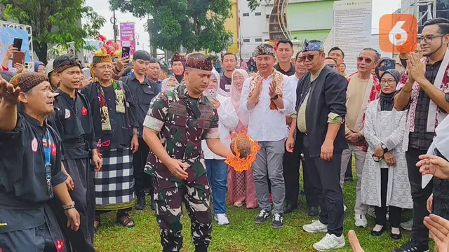 Permainan tradisional boles pada festival Pekan Kebudayaan Daerah Jawa Barat di Lapang Merdeka Kota Sukabumi (Liputan6.com/Fira Syahrin).
