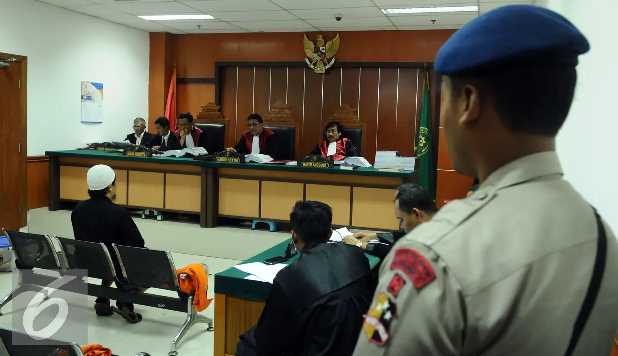 Seorang polisi bersiaga di sudut ruangan Soerjadi saat sidang lanjutan simpatisan ISIS dengan terdakwa Aprimul Henry alias Mulbin Arifin di PN Jakarta Barat, Kamis (21/1/2016). Sidang untuk mendengarkan keterangan saksi. (Liputan6.com/Helmi Fithriansyah)