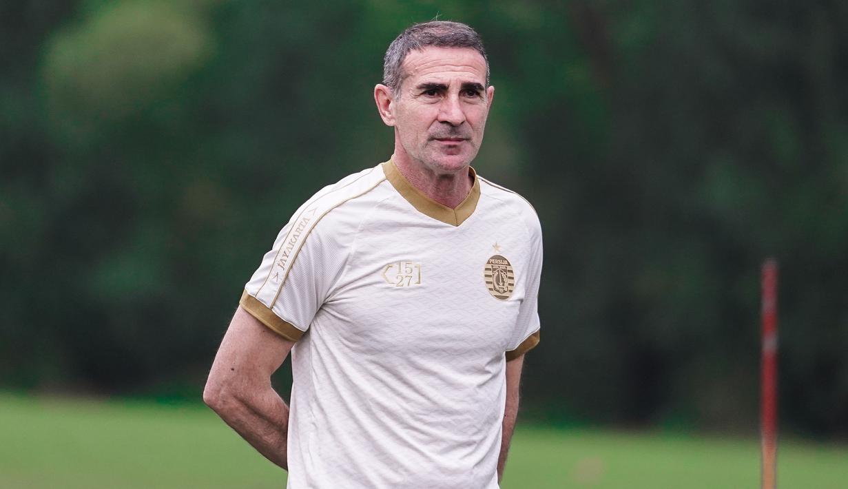 Angelo Alessio memimpin latihan Persija setelah dirinya selesai melakukan karantina pada Jumat (18/06/2021). Ia memulai latihan pada pukul 16.00 WIB didampingi oleh asisten pelatih Sudirman. (Foto: Dok. Persija Jakarta)