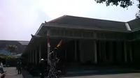 Yudi Karyono (52) sengaja berjalan menggunakan egrang dari rumahnya di Panembahan Keraton Yogyakarta, DIY ke Jakarta untuk bertemu Jokowi. (Fathi Mahmud/Liputan6.com)