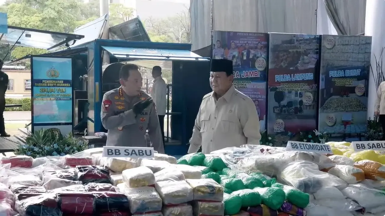 Presiden Prabowo Subianto saat melihat langsung barang bukti narkoba 214,84 ton dengan estimasi nilai setara Rp 29,366 Triliun.