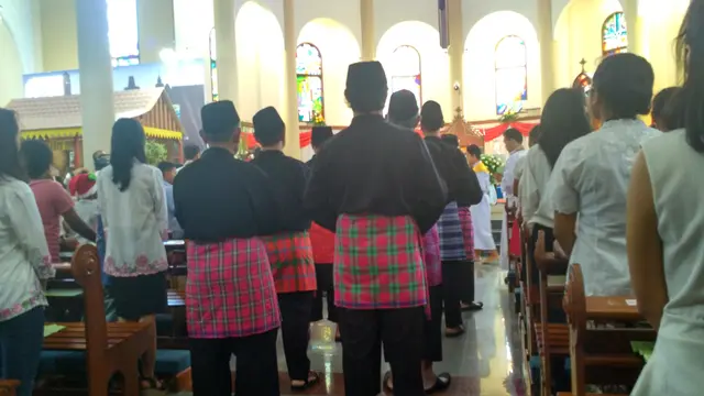 Enam Krida Wibawa mengiringi pastor di Perayaan Natal di Gereja Santa Servatius Bekasi (Liputan6.com/Ika Defianti)