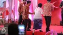 Presiden Jokowi membantu Megawati menaiki tangga pada pembukaan Kongres III Persatuan Alumni GMNI, Jakarta, Jumat (8/7/2015). Kongres bertajuk Jalan Trisakti Menuju Tatanan Masyarakat Pancasila dihadiri sekitar 1.000 peserta. (Liputan6.com/Faizal Fanani)
