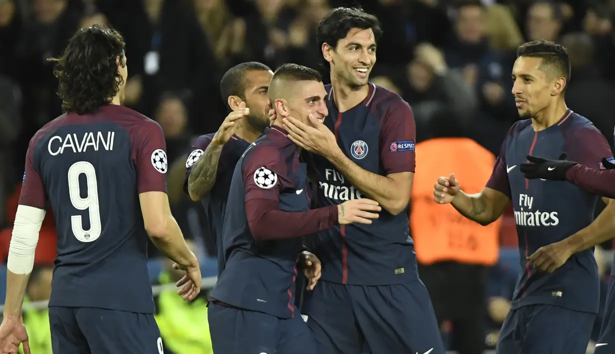 Para pemain Paris Saint-Germain merayakan gol Marco Verratti (tengah) saat melawan Celtic pada laga grup B Liga Champions di Parc des Princes stadium, Paris, (22/11/2017). PSG menang telak 7-0.  (AFP/Bertrand Guay)
