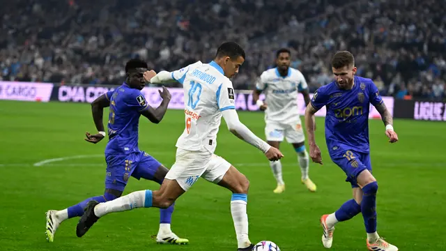 Aksi Mason Greenwood di pertandingan Marseille vs AS Monaco di pekan ke-16 Ligue 1 2025/2026 di Stade Velodrome, Senin (15/12/12025). (AP Photo/Philippe Magoni)
