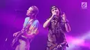 Aksi panggung vokalis Lukas Graham, Lukas Forchhammer saat konser bertajuk Lukas Graham The Purple Asian Tour-Live in Jakarta 2019 di Jakarta (1/10/2019). Pada bagian akhir konser, Lukas mengucapkan terima kasih atas baju batik yang diterimanya dari promotor. (Fimela.com/Bambang E. Ros)