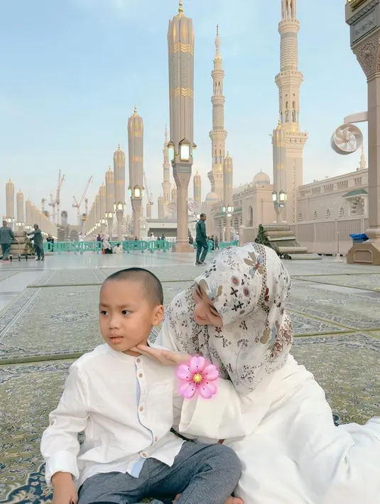 <p>Larissa Chou memiliki seorang anak bernama Muhammad Yusuf Alvin Ramadhan [Instagram/larissachou]</p>