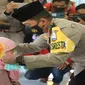 Kepala Polres Malang Kota, Kombes Pol Leonardus Simarmata membagikan masker ke santri di salah satu pondok pesantren di Kota Malang (Timsus M1)