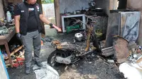 Tim Inafis Polres Kebumen melakukan identifikasi di lokasi kebakaran rumah di Desa Sidoluhur, Kecamatan Ambal, Kebumen, Sabtu (26/10/2024).