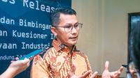 Juru Bicara Kementerian Perindustrian Febri Hendri Antoni Arif. Kementerian Perindustrian (Kemenperin) buka suara terkait dengan keputusan Menteri Ketenagakerjaan (Menaker) Ida Fauziyah mengeluarkan aturan yang membolehkan perusahaan berorientasi ekspor memangkas upah pekerja hingga 25 persen dan menyesuaikan jam kerja.