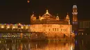 Kuil Emas yang menyala terlihat pada peringatan kelahiran Guru Nanak di Amritsar, India, 19 November 2021. Guru Nanak adalah Guru Sikh pertama dan pendiri Sikhisme. (AP Photo/Prabhjot Gill)
