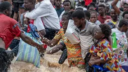 Hujan deras di ibu kota Republik Demokratik Kongo, Kinshasa, telah menewaskan sekitar 30 orang dan menimbulkan kekacauan di kota besar di Afrika Tengah tersebut. (Hardy BOPE/AFP)