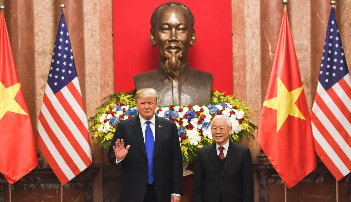Presiden AS, Donald Trump saat bertemu dengan Presiden Vietnam Nguyen Phu Trong di Istana Kepresidenan di Hanoi (27/2). Trump dan Kim Jong-un akan makan malam bersama selama sekitar 1,5 jam. (AFP Photo/Saul Loeb)