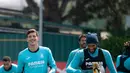 <p>Bek Villarreal, Pau Torres (kiri) dan gelandang Etienne Capoue melakukan pemanasan saat mengikuti sesi latihan di tempat latihan Ciutat Esportiva Vila-Real di Vila-Real , Spanyol, Selasa (26/4/2022). Villarreal akan bertanding melawan wakil Inggris, Liverpool pada leg pertama semifinal Liga Champions. (AFP/Jose Jordan)</p>