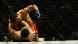 Petarung Filipina, Geje Eustaquio, memukul petarung Kazakhstan, Kairat Akhmetov pada One Champhionship di JCC, Senayan, Sabtu (16/9/2017). Tampil mendominasi, Kairat Akhmetov, menang poin atas Geje Eustaquio  (Bola.com/M Iqbal Ichsan)