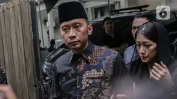 Politis Partai Demokrat Edhie Baskoro Yudhoyono dan istri Aliya Rajasa usai melayat ke rumah duka almarhum Ashraf Sinclair di Pejaten Barat IV, Jakarta, Selasa (18/2/2020). Suami Bunga Citra Lestari, Ashraf Sinclair wafat di usia 40 tahun. (Liputan6.com/Faizal Fanani)