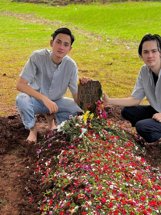 6 Momen Clay Gribble 'Dari Jendela SMP' di Pemakaman Sang Ibunda, Berusaha Tegar