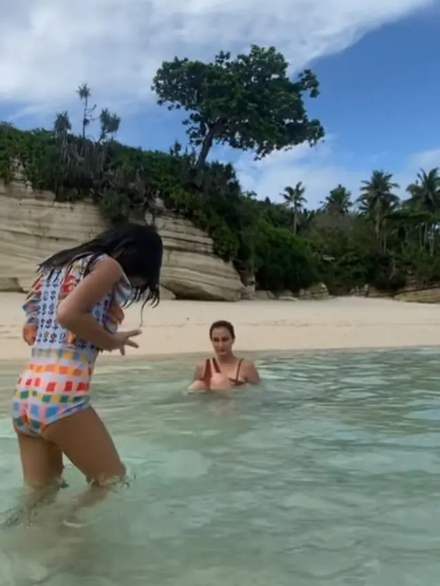 Atiqah Hasiholan liburan di Sumba (Instagram/atiqahhasiholan)