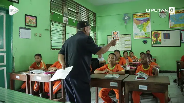Hari Guru selalu memberi kesan tersendiri bagi para pengajar honorer. Bertahun-tahun mereka mendidik anak Indonesia tanpa status PNS.