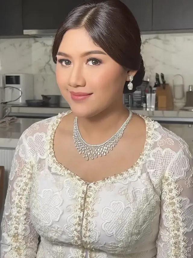 Erina Gudono Kenakan Kebaya Putih saat Kondangan. [@vivithalib]