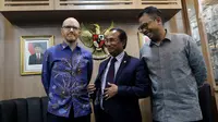 Wakil Ketua Komisi I Satya Widya Yudha bersama Kepala Kebijakan Publik Facebook Indonesia, Ruben Hattari dan Vice President of Public Policy Facebook Asia Pasific, Simon Milner sebelum dengar pendapat di Jakarta, Selasa (17/4). (Liputan6.com/Johan Tallo)