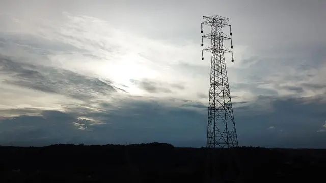 PT PLN (Persero) membangun Saluran Udara Tegangan Tinggi (SUTT) 150 kilo Volt (kV) Sanggau-Sekadau sebagai tower tertinggi di Kalimantan Barat. (Dok. PLN)