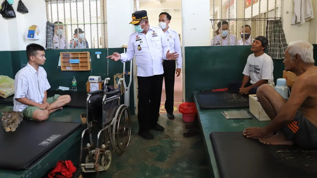 Kanwil Kemenkumham Jatim Krismono mengecek kondisi Lapas Madiun. (Dian Kurniawan/Liputan6.com)