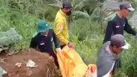 Evakuasi jenazah korban dukun pengganda uang Mbah Slamet di Banjarnegara. (Foto: Istimewa)
