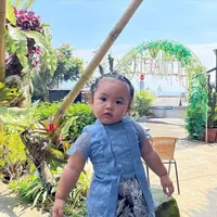 Xareena anak Siti Badriah nggak kalah menggemaskan saat mengenakan kebaya kutubaru warna biru muda yang dipadukan kain batik warna biru senada. [@sitibadriahh]