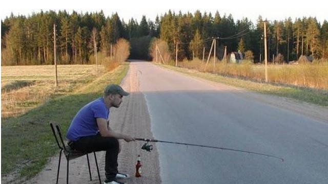 Aksi Kocak Saat Orang Mancing Ini Bikin Geleng-Geleng