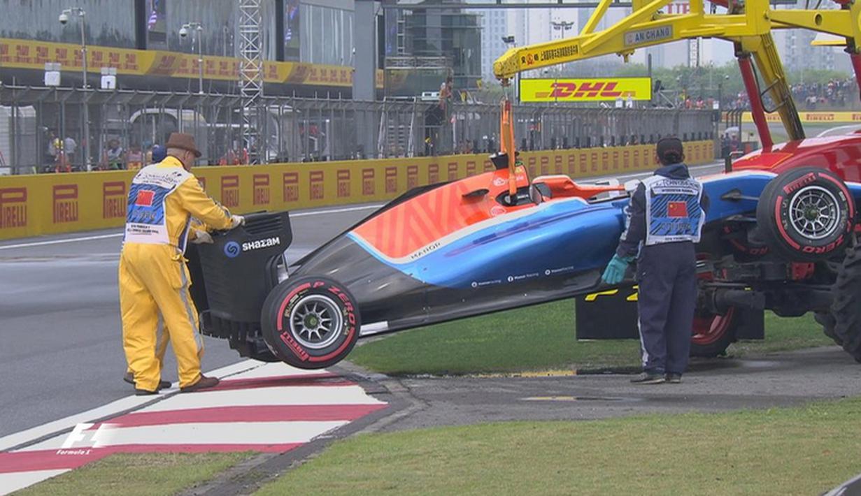 Mobil Pascal Wehrlein dievakuasi setelah melintir dan menabrak dinding pembatas dalam sesi kualifikasi F1 GP China di Sirkuit Internasional Shanghai, China, Sabtu (16/4/2016). (Bola.com/Twitter/F1) 