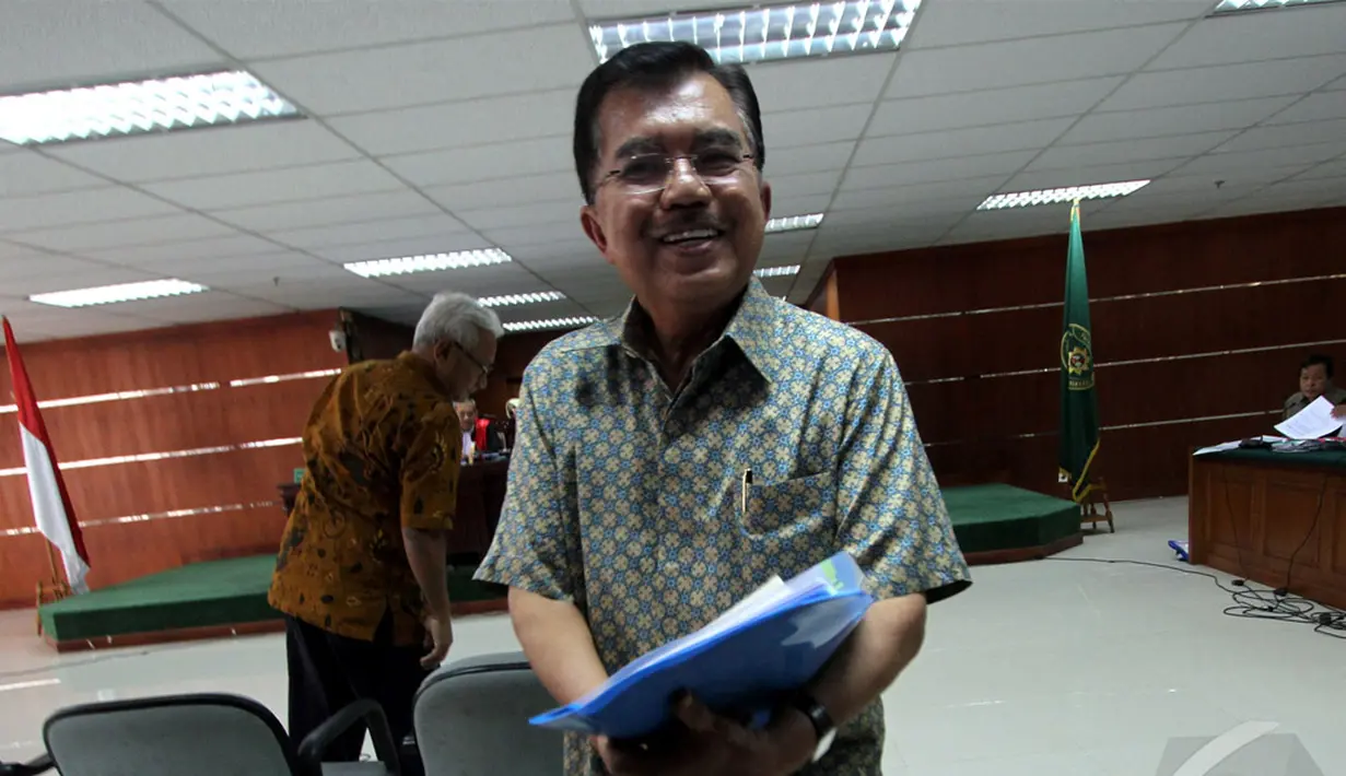   Kalla menjadi saksi meringankan untuk terdakwa mantan Sekretaris Jenderal (Sekjen) Kemenlu Sudjadnan Parnohadiningrat. Kalla menjadi saksi dalam kapasitasnya sebagai Wakil Presiden RI saat itu, Jakarta, Rabu (4/6/2014) (Liputan6.com/Faisal R Syam).