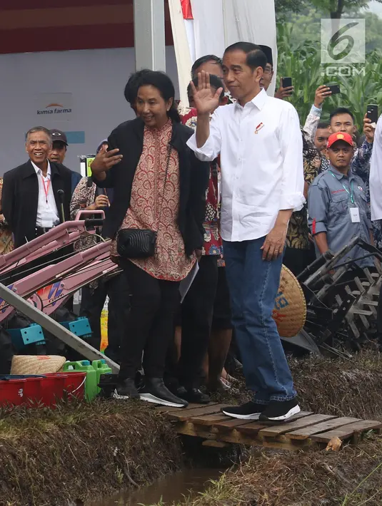 Presiden Joko Widodo didampingi Menteri BUMN Rini Soemarno saat blusukan ke area persawahan untuk meninjau Gerakan Mengawal Musim Tanam Okmar 2018/2019 di Desa Leuwigoong, Garut, Jawa Barat, Sabtu (19/1). (Liputan6.com/Angga Yuniar)